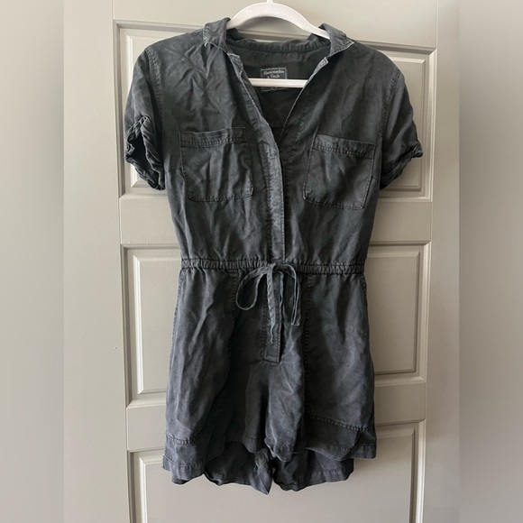 Abercrombie and fitch black romper size small - Picture 1 of 2